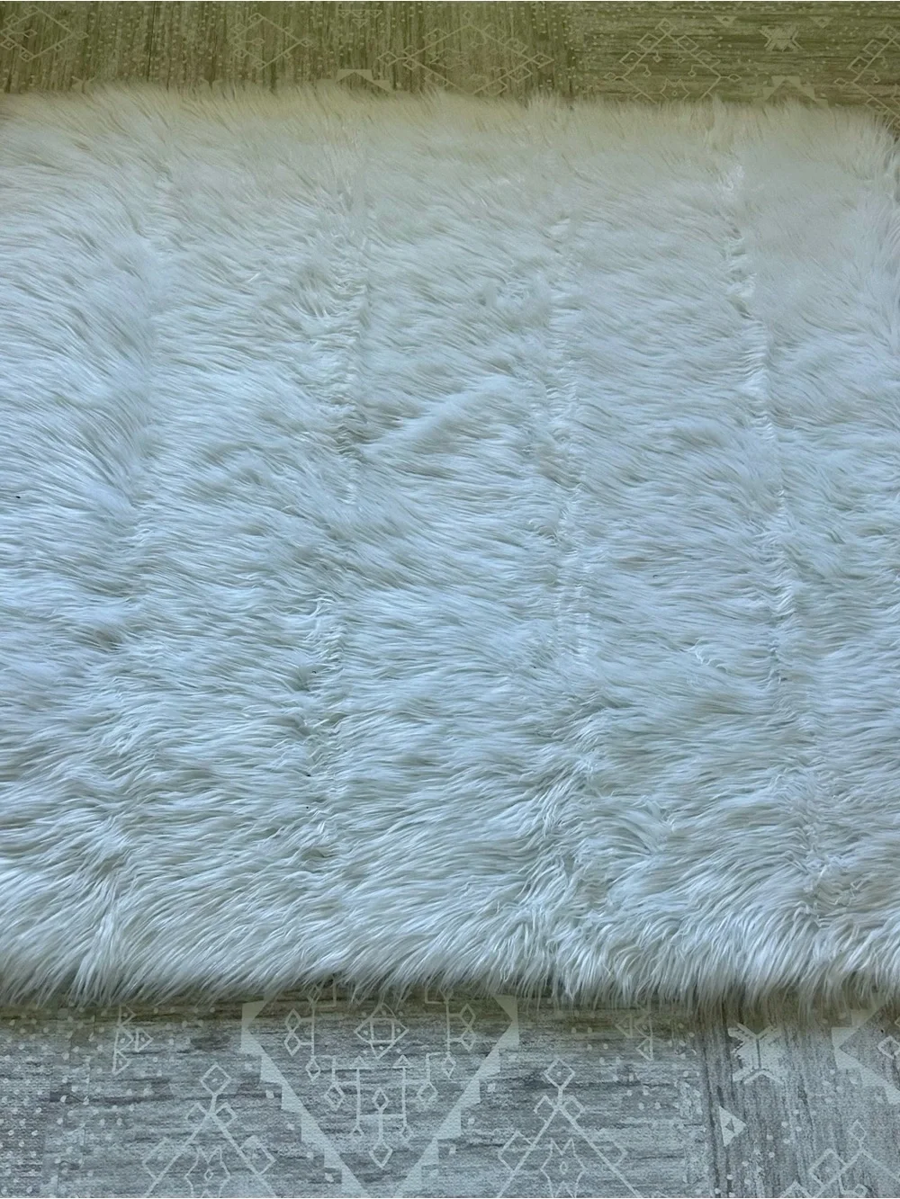Ashley By 26 International White Faux Fur Throw Rug
